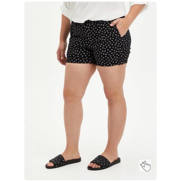 NEVER WORN Torrid 22 3.5 Inch Military Stretch Twill Mid-Rise Short, Black Star - Picture 2 of 14